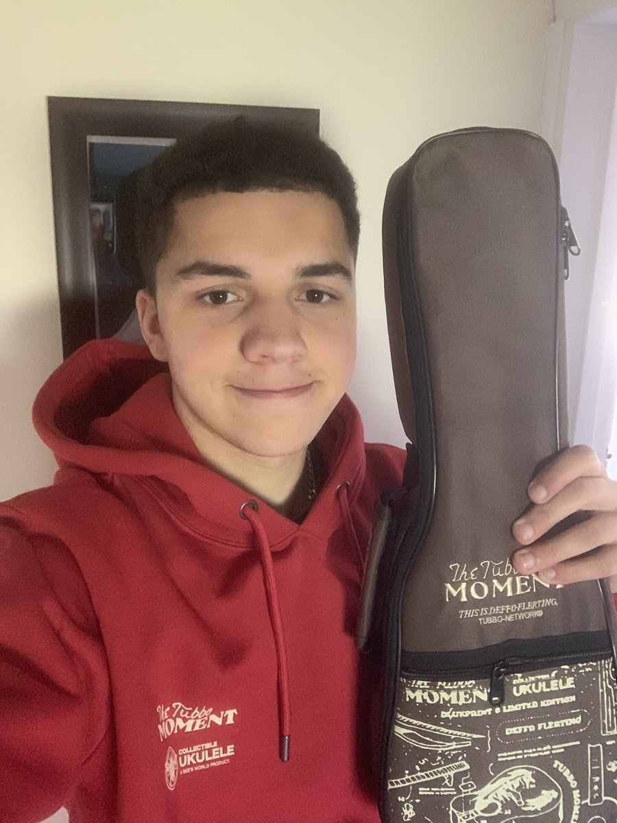 hello guys it’s me doing the tubbo smile with my tubbo ukelele and tubbommoment hoodie