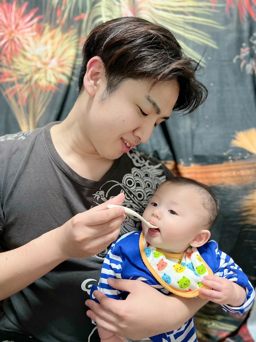 ninja_ryusui's tweet photo. 息子が生まれてから6ヶ月を過ぎました。僕と違って愛想よく、いつもニコニコしてます。
最近ははいはいをするようになり、毎日成長見るのが楽しいです。
これからも育児に仕事も頑張っていきます！ https://t.co/5YxTH4daq4