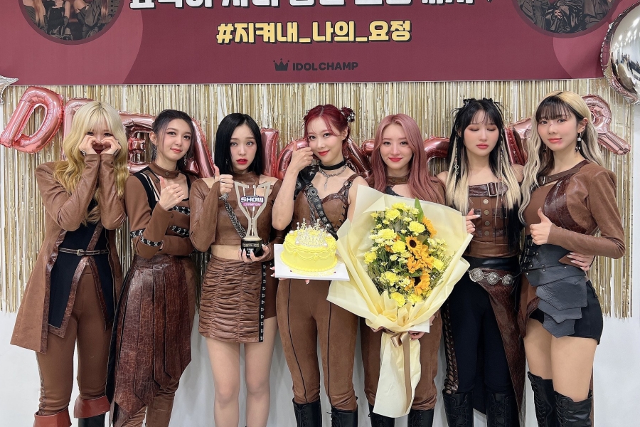 soompi's tweet photo. WATCH: #Dreamcatcher Takes Tearful 1st-Ever Win On "Show Champion" With "MAISON" #DREAMCATCHER1stWin 
https://t.co/w4aPzos6iy https://t.co/a2CJcicvIk