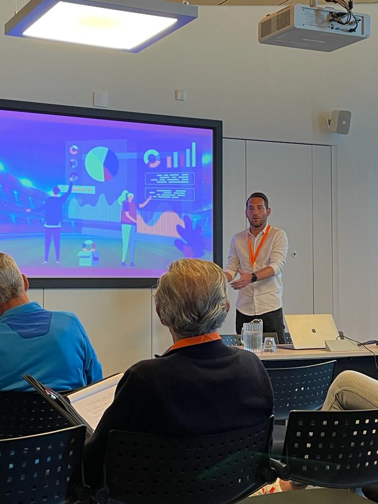 In de parallelsessie van Data liet data/technologie expert Sion de Jong a.d.h.v. succesvolle praktijkvoorbeelden zien hoe je met data impact kunt maken binnen de sport. Andere experts die aan het woord kwamen waren Jo-An Kamp en Wouter Sluis-Thiescheffer. #elisinnovationsummit