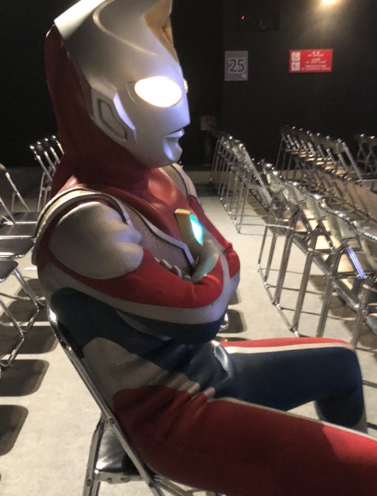 P_18782's tweet photo. 推しが急に隣に座ってきて尊死するかと思った https://t.co/dHykB5lqED