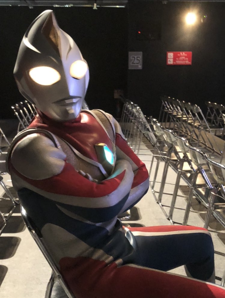 P_18782's tweet photo. 推しが急に隣に座ってきて尊死するかと思った https://t.co/dHykB5lqED