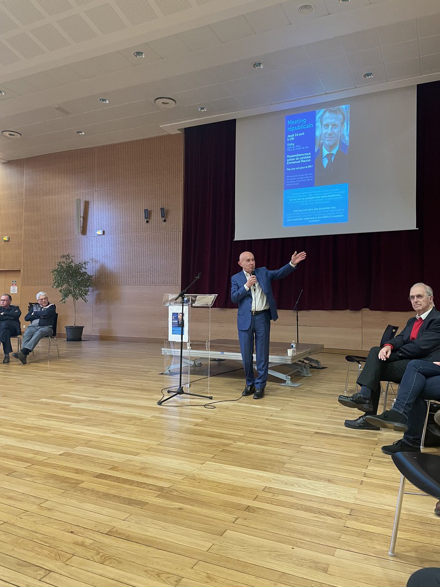 HorizonsMontlu's tweet photo. Désormais, voter pour @EmmanuelMacron n’a jamais été aussi essentiel pour la France. 

Merci à @ClaudeMalhuret et @B_Peyrol https://t.co/c5wa9s8Ed8