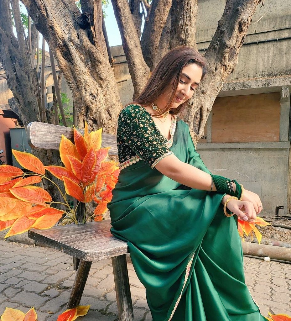 GlitzVision_USA's tweet photo. Bade Ache Lagte Hai's Priya aka #DishaParmar looking ethereal in her latest post wearing a emerald green saree with matching bangles adorned with a gorgeous smile ๐๐.
We're all for it ๐ฅ๐ฅ๐ฅ
#badeachhelagtehain2 #BALH #BALH2 #raya #DishRa #NakuulMehta #kinshukvaidya https://t.co/k8ZCADSVTs