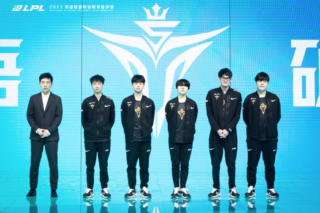 lplenglish's tweet image. Completely new roster? That didn't stop V5 from coming out as the top seed from the regular season. 

Although things didn't end on as high of a note, we have high hopes for their return in summer! #LPL #CrazyIsOurGame