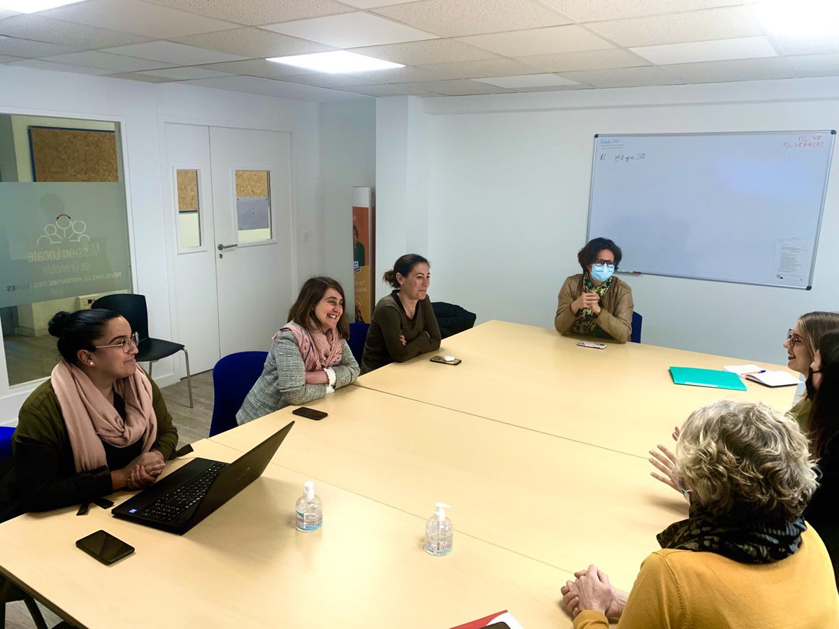 Nouvelle rencontre avec les équipes de la mission locale de Grenoble, aux côtés de la présidente de la @ML_gre Barbara Schuman. Bravo pour leur engagement en faveur de l’insertion professionnelle des jeunes! 👏