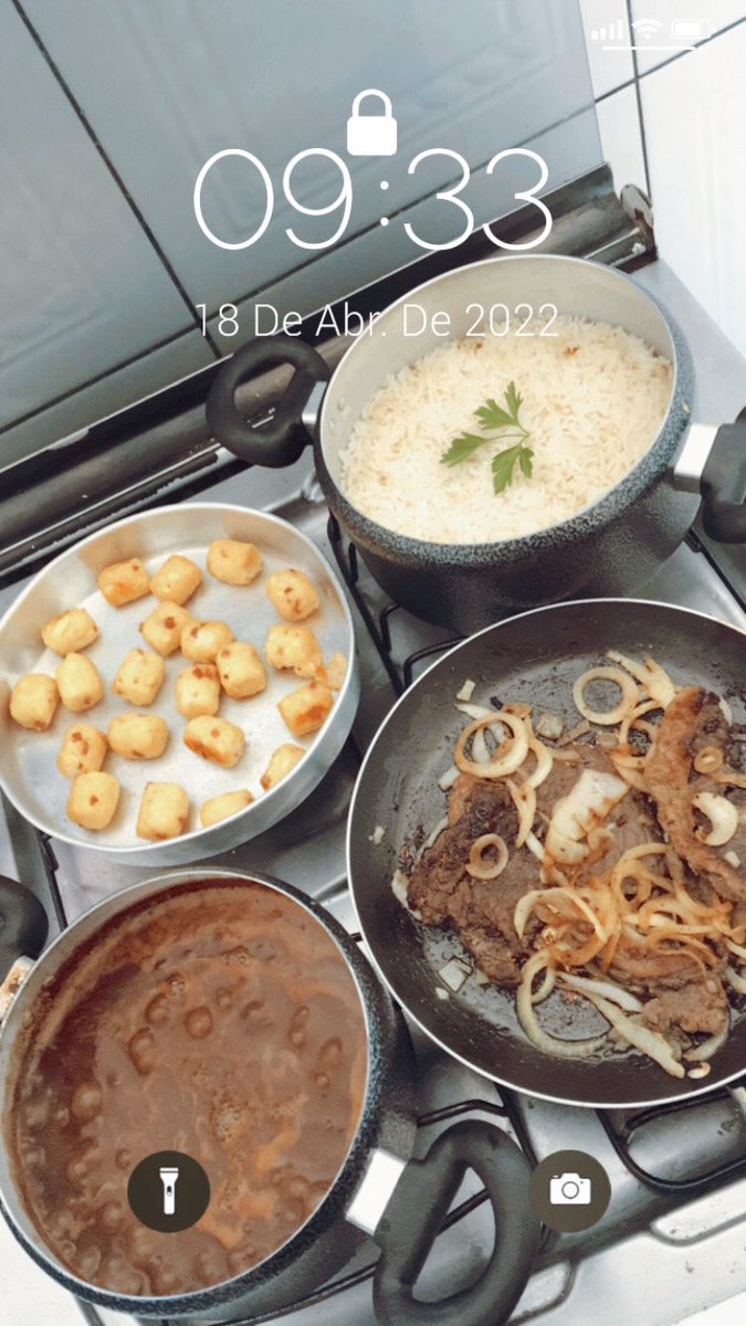 torquatoo15's tweet photo. Eu morando com a gata! Só pensamos em comida kkkk https://t.co/q2NrwCAX2Y