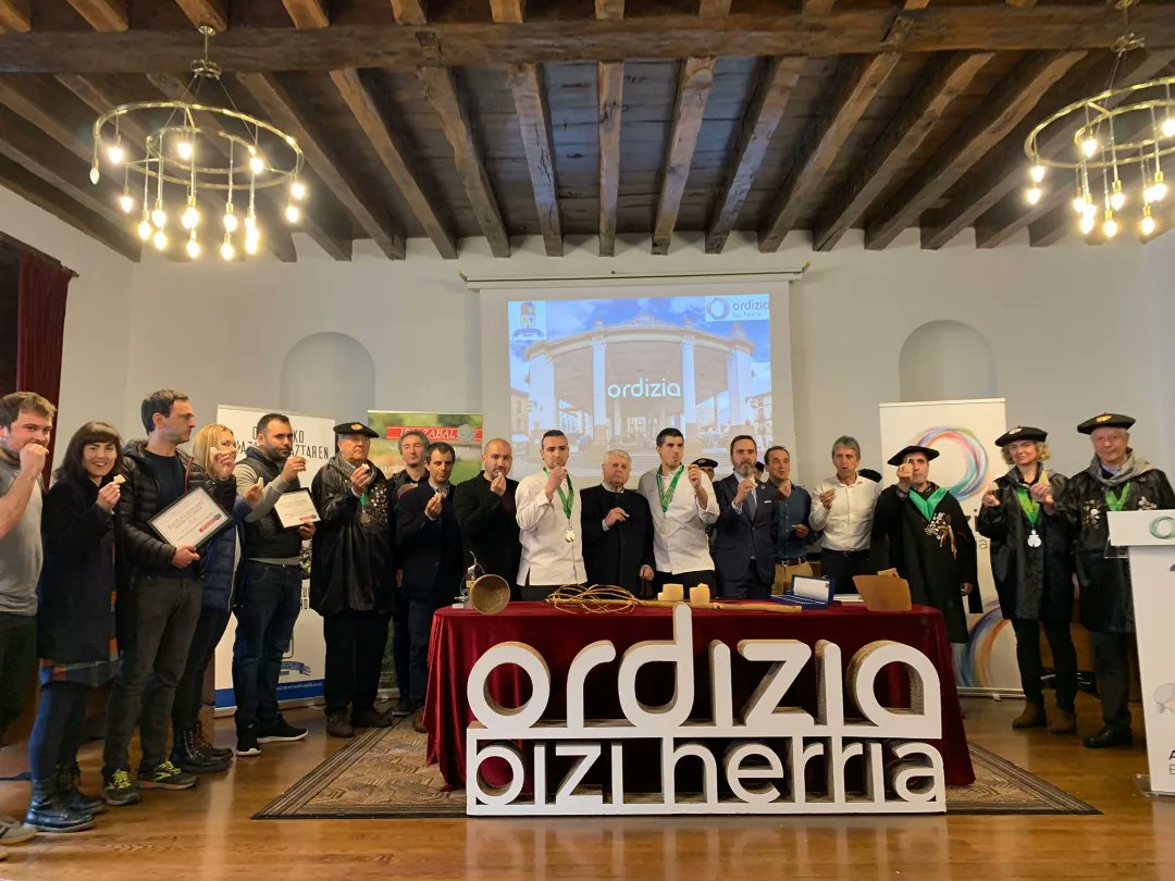 [EUS]  Aurretik, erregulartasun sariak jaso dituzte SC Gorka Jaio Tamayo-Maite Torres Martinez gaztandegiak eta Ondarreko Eneko Goiburuk. 
Luis de Lezama omendu da aurten, Lezama ostalaritza taldeko lehendakaria.