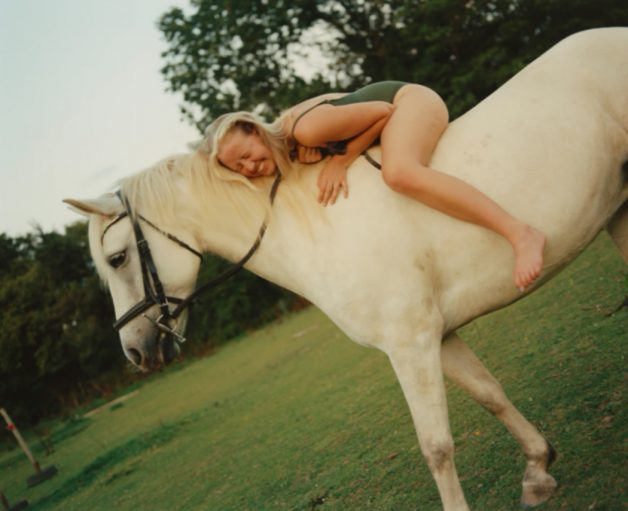 Devon’ın kırsalında çekilmiş, I’d like to get to know you, Francesca’nın kız kardeşi Alida ile olan ilişkisini keşfediyor…
drycleanonlymagazine.com/fotografik-bir…
#francescaallen #fotoğrafsanatı #drycleanonlymagazine