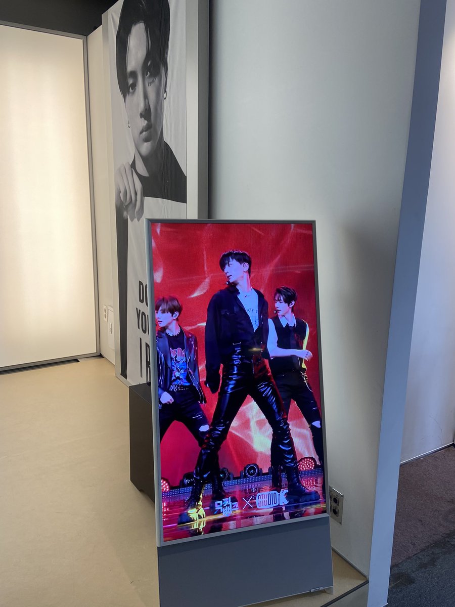 dhkdkr_'s tweet photo. 📌 서울 카페 플랫

제일 취향 만땅인 곳이었어요…
락시크 최고 락시크 영원해♥︎♥︎
선착 접시 너무 갖고싶었는데 결국 받았다죠.. 진짜 이뿜🫠 포카 홀더도 뤠알잘쓸듯해요❤️‍🔥
#해피쫑스데이
#To_ourstarryJ 
#jay https://t.co/EDsdQ5sxGe
