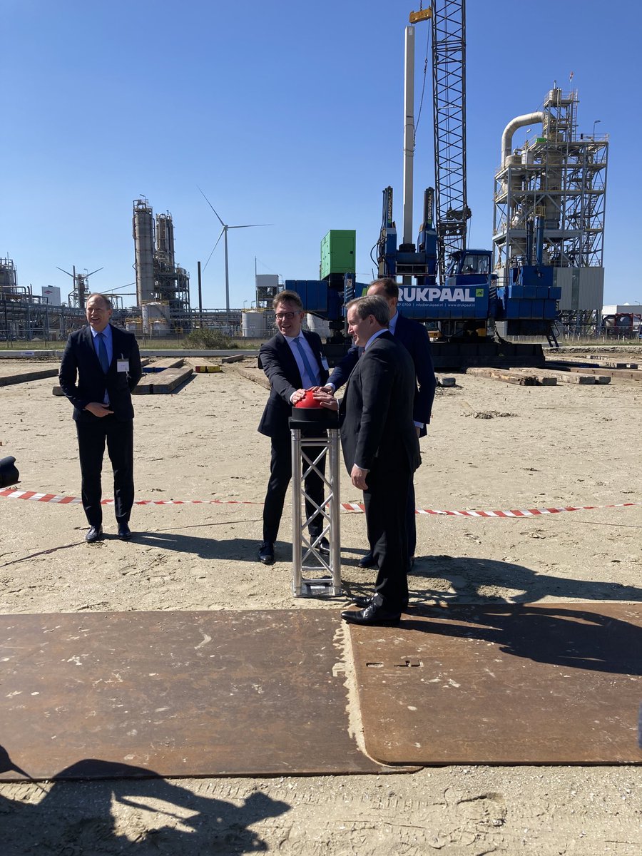 Proud to celebrate the first pile of the new Avantium factory ! 🎉🥂