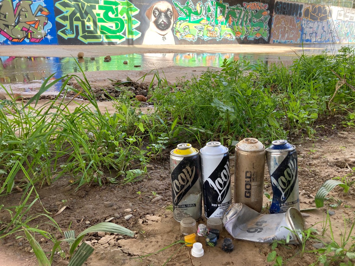 Apreciar el arte no está reñido con apreciar la Naturaleza, así que te pedimos por favor que recojas los botes y tapones después de terminar tu #graffiti y evites así que un producto tóxico acabe en el mar. Hazlo por ti. Hazlo por todos. #ArroyoDeLasCañas #CeroBasuraleza #Malaga