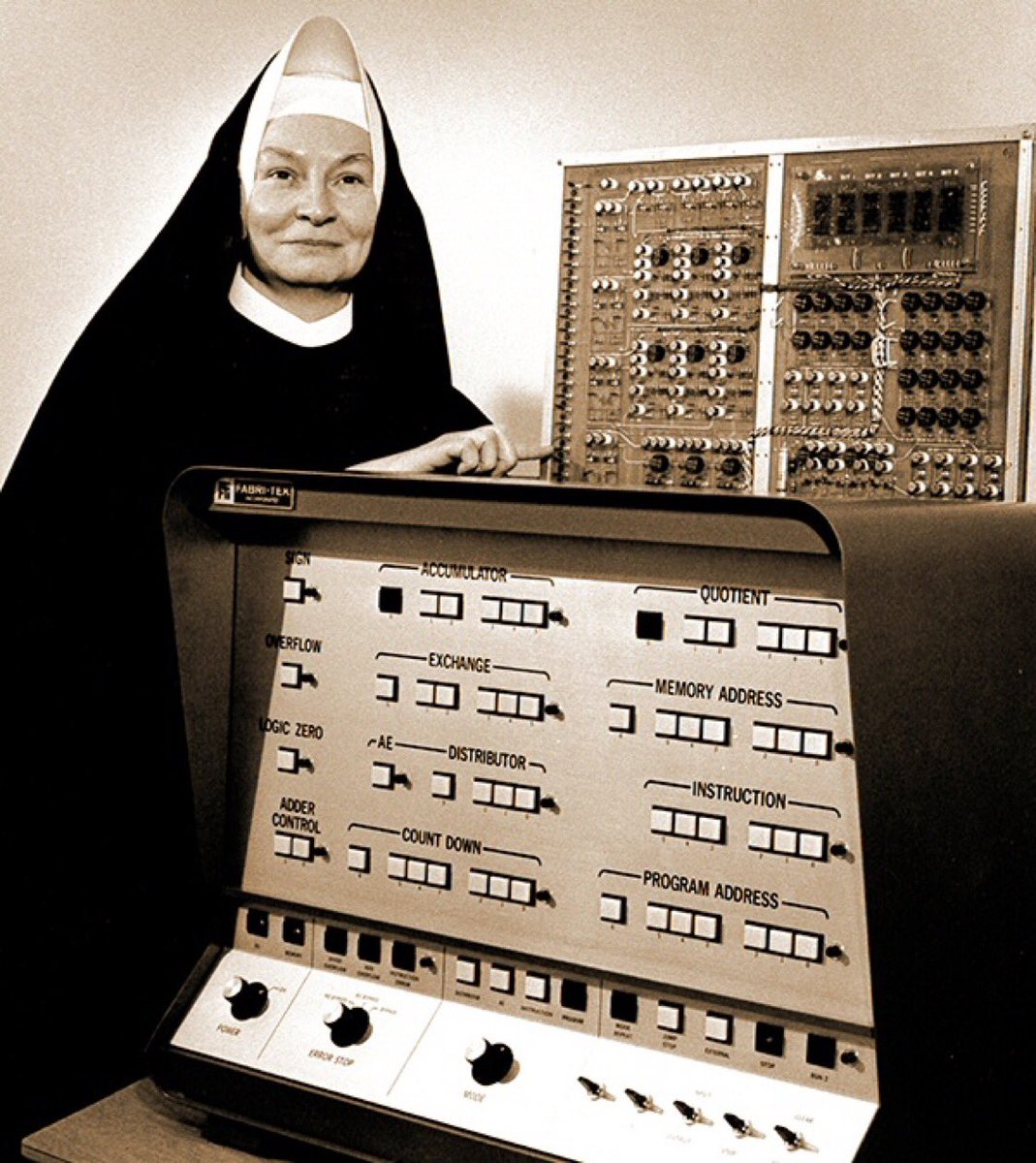 MantillaIgnacio's tweet photo. Capsulita de historia de las ciencias.
La religiosa estadounidense Mary Kenneth Keller (1913 - 1985) fue la primera mujer en obtener (1965) un doctorado en ciencias de la computación. https://t.co/zTZV4MngYU