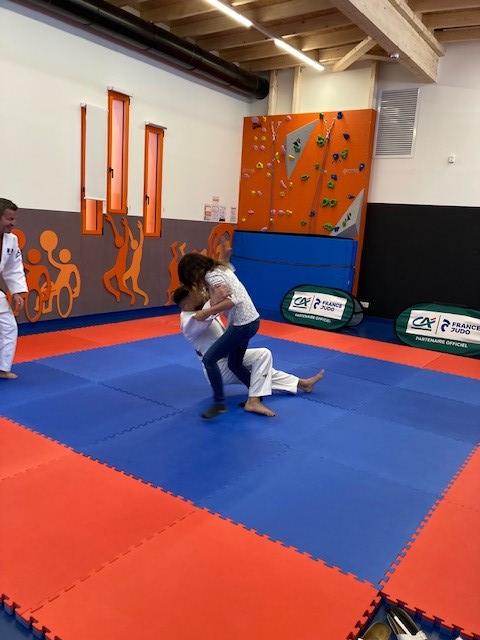 Démonstration de judo aux enfants du <a href="/CHUdeLyon/">HCL - Hospices Civils de Lyon</a> par le champion #GuillaumeChaine 🥋🏅. Super moment permettant aux enfants de découvrir le #judo et les valeurs portées par ce sport, dans la salle de motricité du <a href="/CHUdeLyon/">HCL - Hospices Civils de Lyon</a> co-financée par notre <a href="/FondationCACE/">Fondation Solidarités - Crédit Agricole Centre-est</a> 🙏 #SportEcoleDeVie