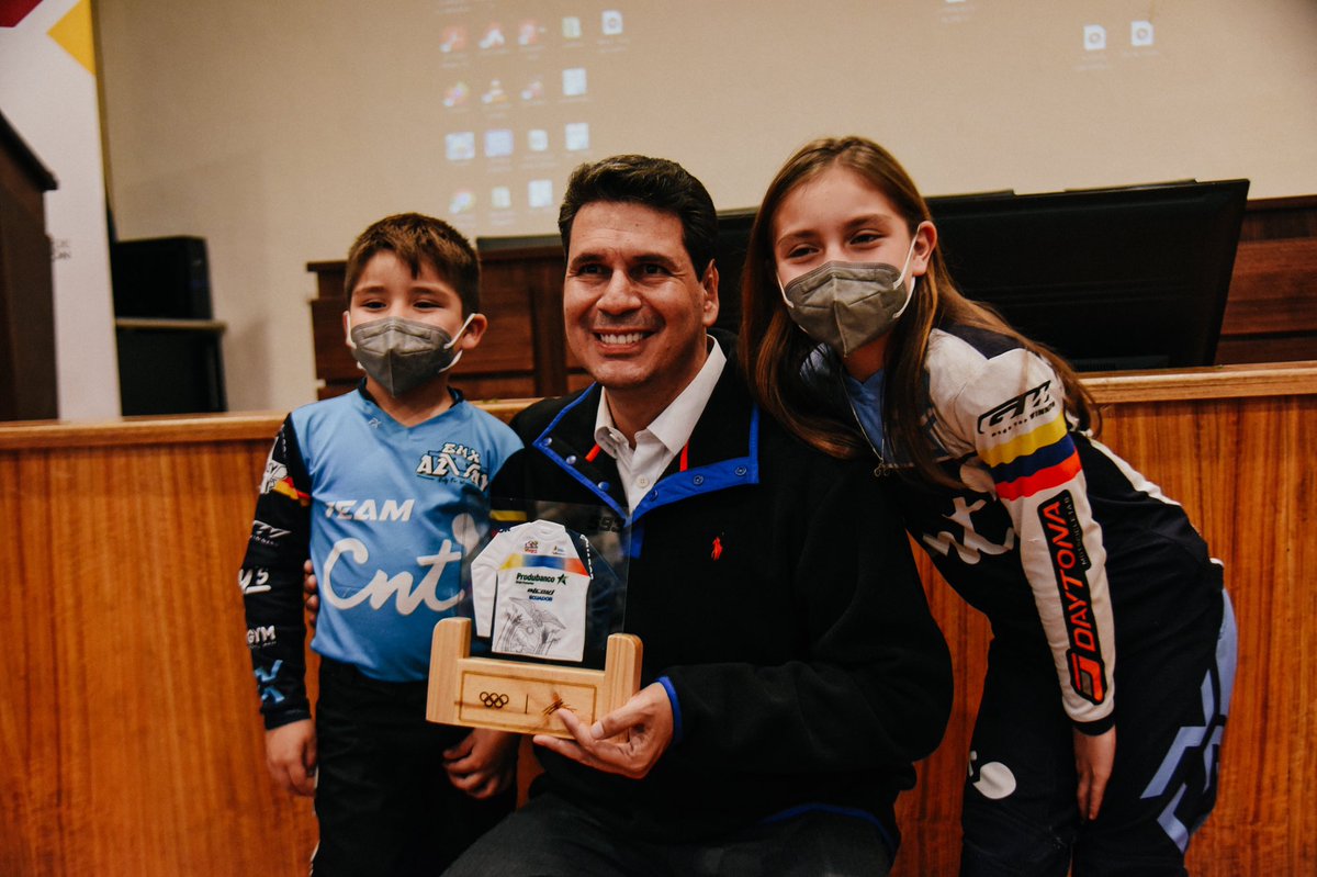 GabiBritoA's tweet photo. Nuestro apoyo para el deporte, con mucha alegría @pedropalaciosu recibice un reconocimiento de parte de Alfredo Campo 593, deportista élite que nos ha dado muchas victorias🚲

#CuencaEsDeporte
#CuencaEsAhora https://t.co/Kv4y8EWfnE