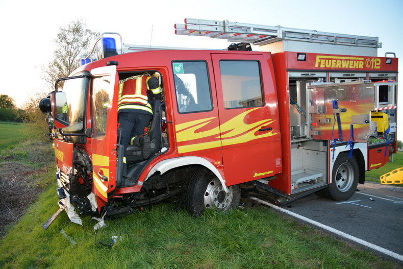 targetblaster's tweet photo. Hoogstede (D): inhalende surveillance-auto botst frontaal op brandweerwagen, politieman zwaargewond https://t.co/eQpJliWWeX