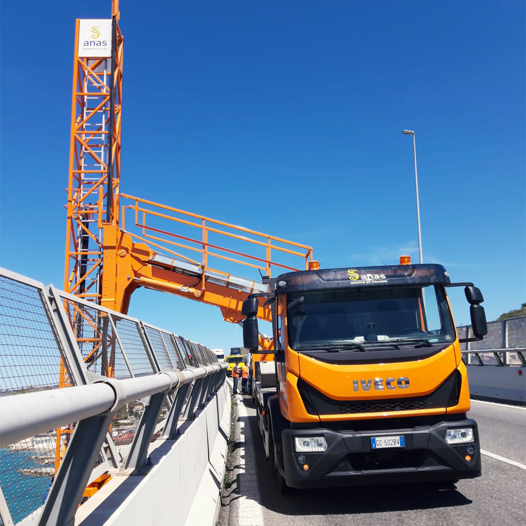 StradeAnas's tweet photo. Sospesi al di fuori della sede stradale, il personale #Anas specializzato nella movimentazione del #bybridge sta effettuando i lavori di ispezione del viadotto "Raccordo al porto di Reggio Calabria", lungo l’#A2 #AutostradadelMediterraneo”.
Info ⤵️https://t.co/JJImIXfJBg https://t.co/wxppUx8dE7