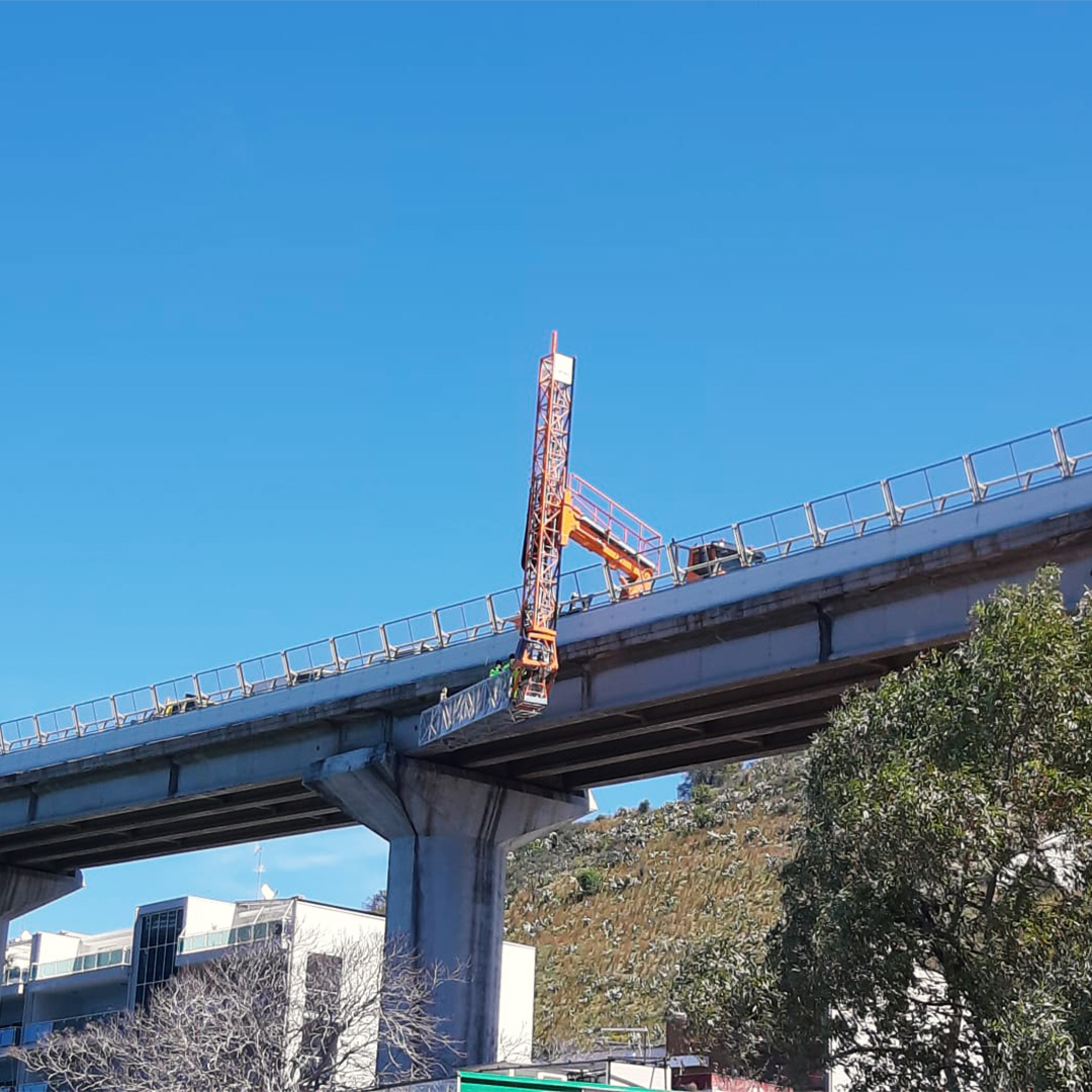StradeAnas's tweet photo. Sospesi al di fuori della sede stradale, il personale #Anas specializzato nella movimentazione del #bybridge sta effettuando i lavori di ispezione del viadotto "Raccordo al porto di Reggio Calabria", lungo l’#A2 #AutostradadelMediterraneo”.
Info ⤵️https://t.co/JJImIXfJBg https://t.co/wxppUx8dE7