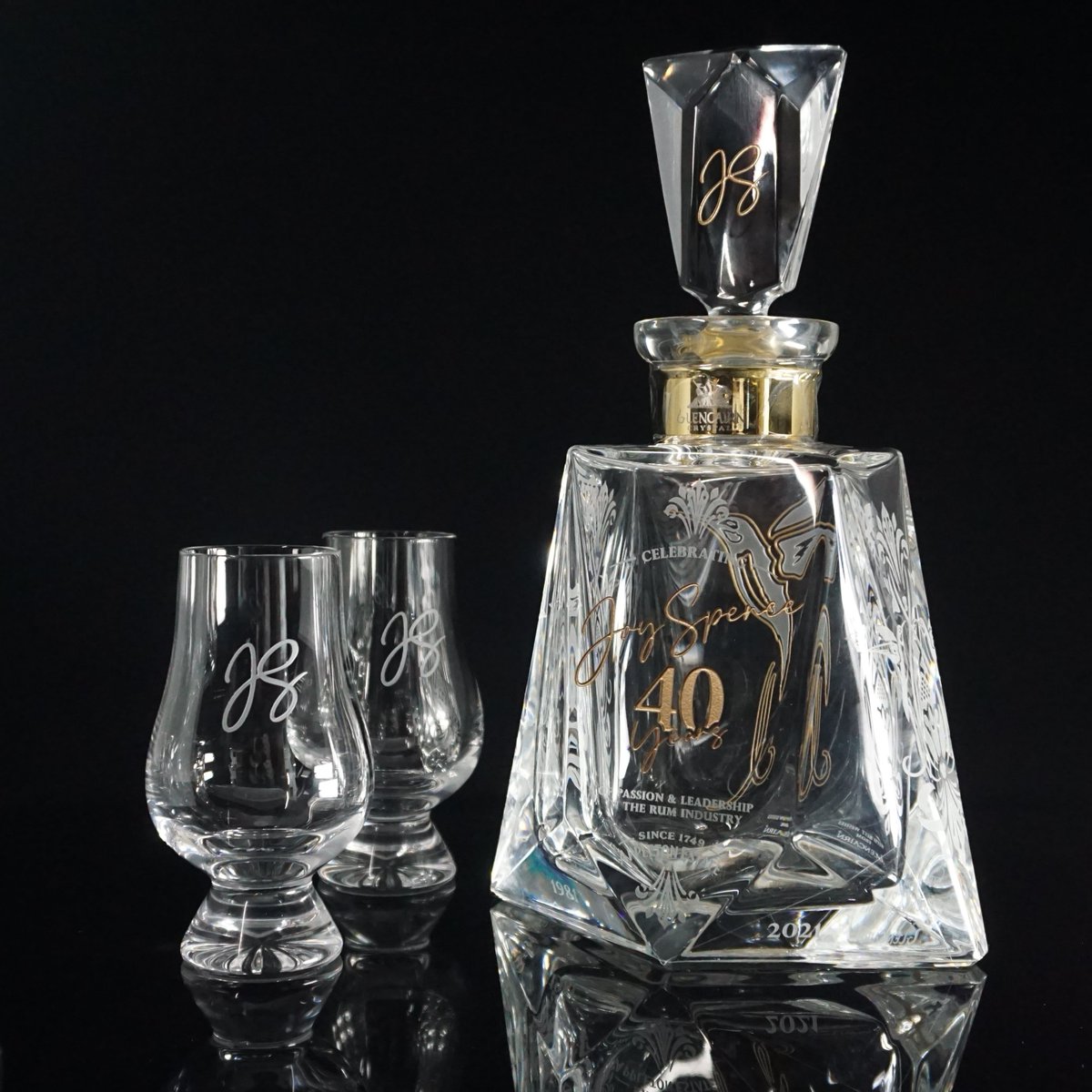 GlencairnGlass's tweet photo. Last year we congratulated the iconic Master Blender Joy Spence for her 40 years at @appletonrumuk with a specially designed decanter set 🇯🇲 Listen to our podcast episode with the inspirational Joy below 🙌 ❤

🎧 https://t.co/DhN3XcRvQh
#glencairncrystal #appletonrum #rum https://t.co/EeGaurpYSy