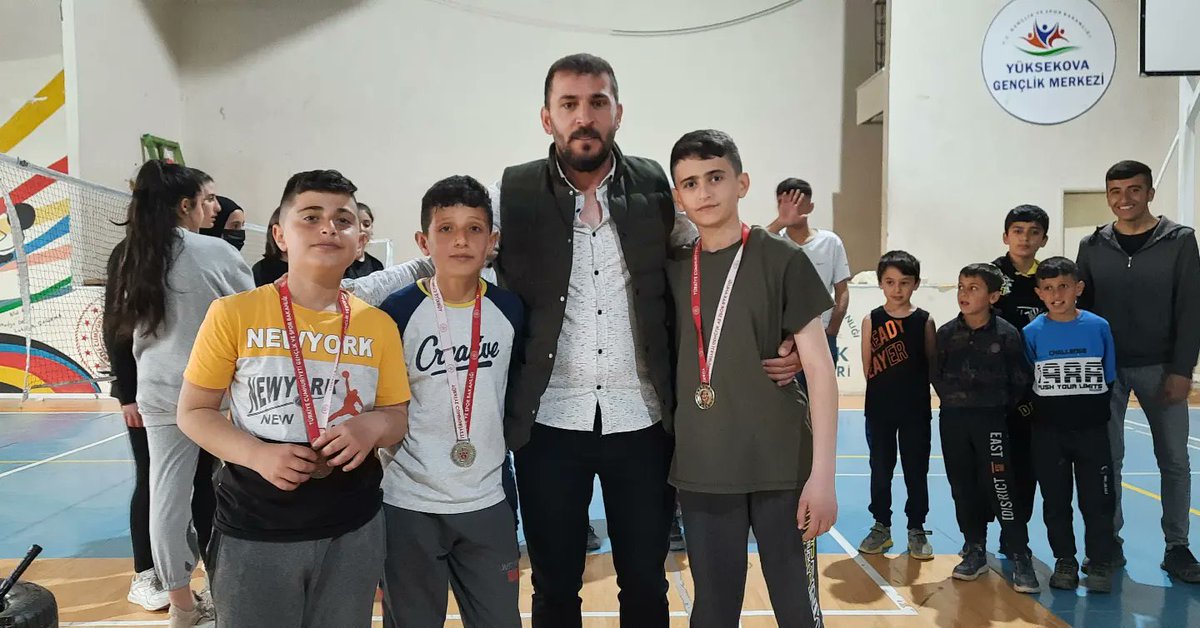 SuphiDe's tweet photo. Yıllık Faaliyet Programında yer alan 23 Nisan Ulusal egemenlik ve çocuk bayramı  kapsamında düzenlenen  Badminton  Çocuk  Kupası  müsabakaları ilçede  renkli görüntülere  sahne oldu @Cneytner9 @30Emin_YILDIRIM @ilhan22330587 @cimsitomer @TurkBadFed  @samikeskin30 @idrisakbiyik https://t.co/19tqofgh8B