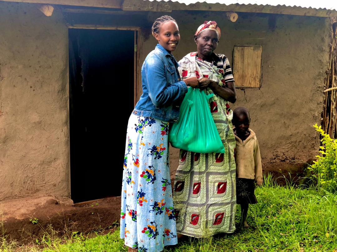 GirlPowerConne1's tweet photo. We appreciate everyone who has contributed to our #40hugs40families as we aimed at supporting our families with food, clothes and love, thanks to all our donors #letsputasmileonherface
#lentandlove
 @MargaretMuhanga @RedcrossUganda @UNICEFUganda @LINDAIRENE17 @Thebackseatdri2 https://t.co/ypVxh2wqtZ