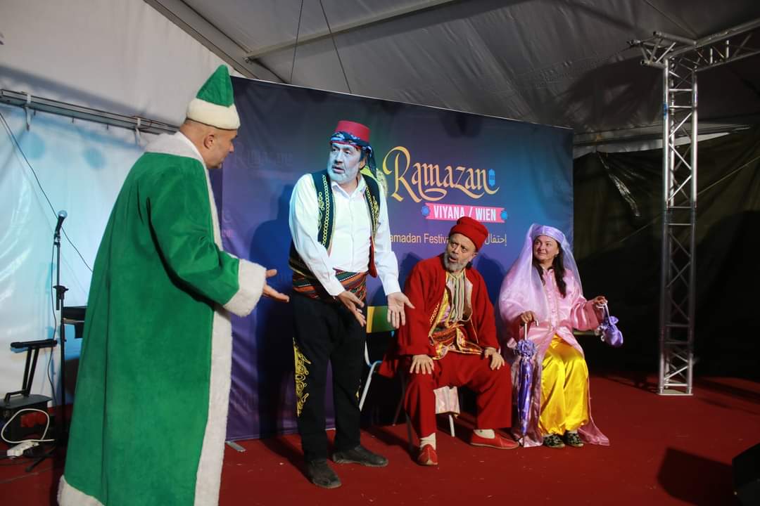 Asalet_DURMUS's tweet photo. Viyana Ramazan Festivali etkinlik alanında her akşam Orta oyunundan örnekler sahneliyoruz.

#Ramazan #oruç #iftar #sahur #OrtaOyunu #Pişekâr #Kavuklu #Zenne #TuzsuzDeliBekir 
#ViyanaRamazanŞenliği @ag_iptv #TuncerSanat https://t.co/WHiRUAIL8o