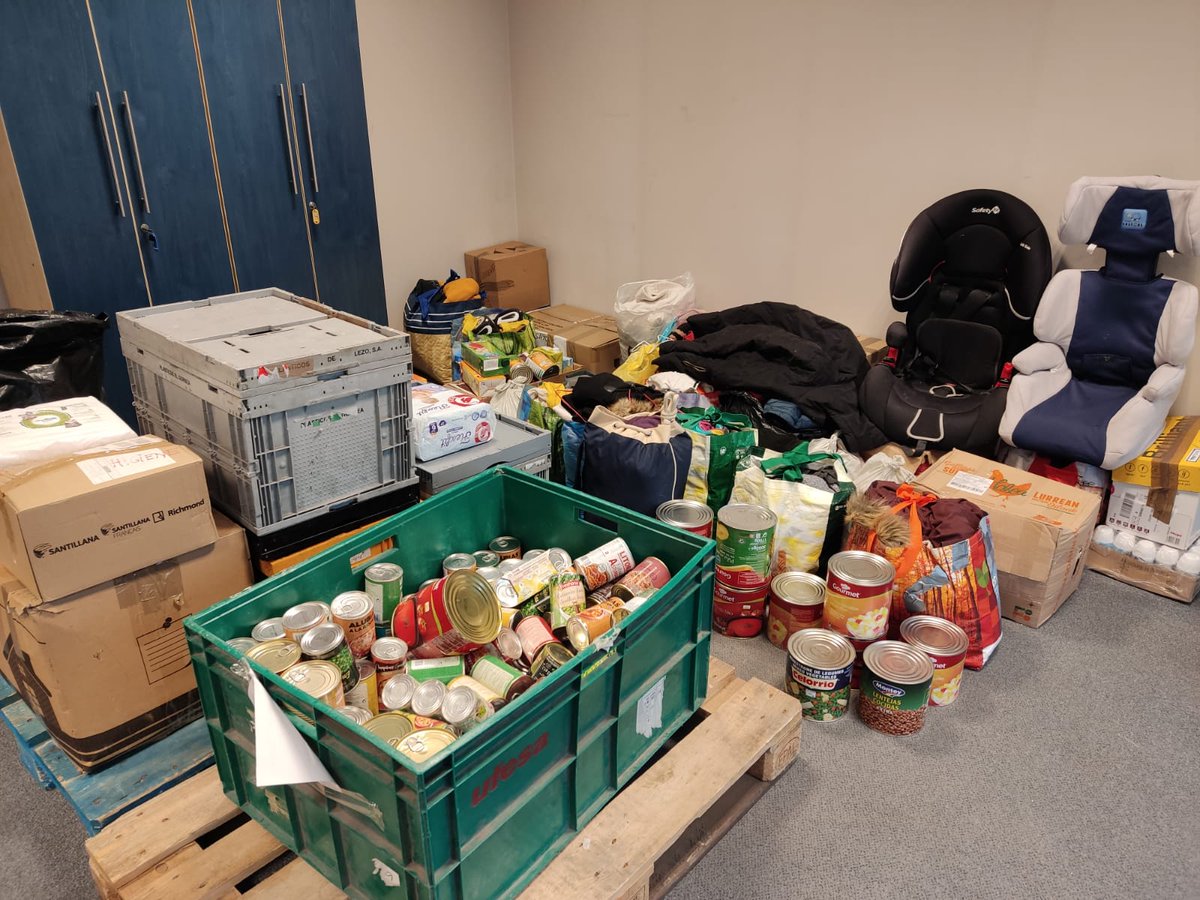 EutsiU's tweet photo. Acabamos de entregar el material (comida, productos de higiene y de primeros auxilios,...). Mañana parte un tren a Kiev con ese material. #eutsiukrania #lineoflife #fundaciongomaespuma @fundacionge https://t.co/mFEQOCFxMC
