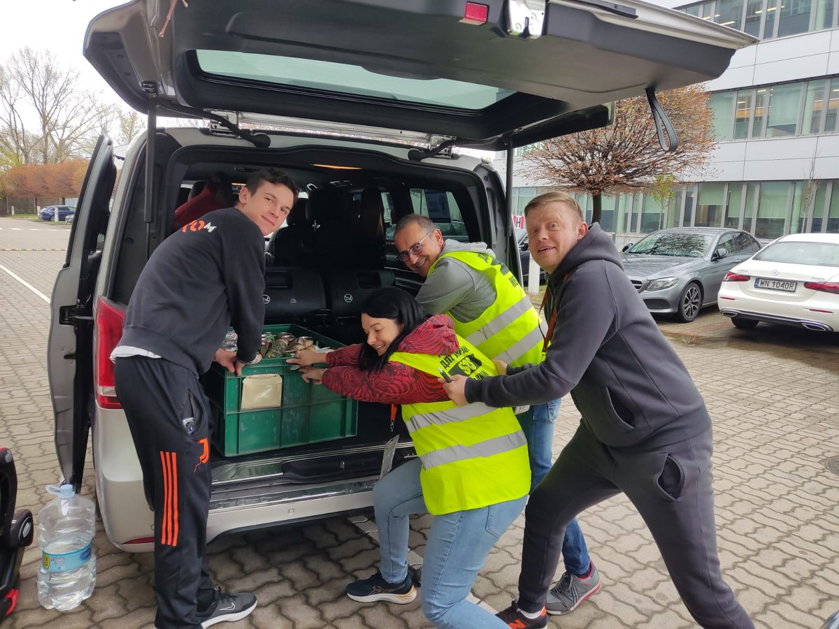 EutsiU's tweet photo. Acabamos de entregar el material (comida, productos de higiene y de primeros auxilios,...). Mañana parte un tren a Kiev con ese material. #eutsiukrania #lineoflife #fundaciongomaespuma @fundacionge https://t.co/mFEQOCFxMC