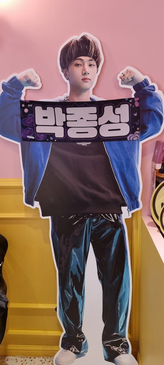 jayjoy0420's tweet photo. 🎂메르시쿠키

어린이 종성이 생일파티🥳 하는 듯이 꾸며놓은 테이블 정말 귀여워서 쓰러짐미다🤧
화이팅 박종성의 등신대보고 호랑이 힘이 솟아나요💪
부농부농 보틀음료💗 이쁘고요
컵홀더도👍👍👍

#CODENAME_JAY 
#쫑랑하는_J_DAY #JAY https://t.co/1fMc1PDP8p