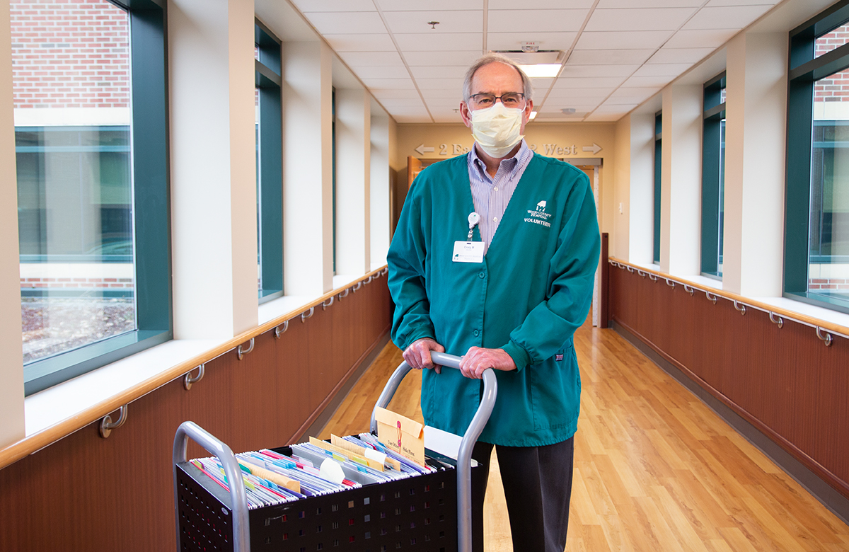 WCHosp's tweet photo. We are happy to welcome back our messenger volunteers. Craig is a new member of the volunteer team delivering mail throughout the hospital & providing support at the Welcome Center. To learn more about volunteer opportunities at WCH, call 419-354-8942. #NVW #HCVolunteerWeek https://t.co/IXageEfIaf