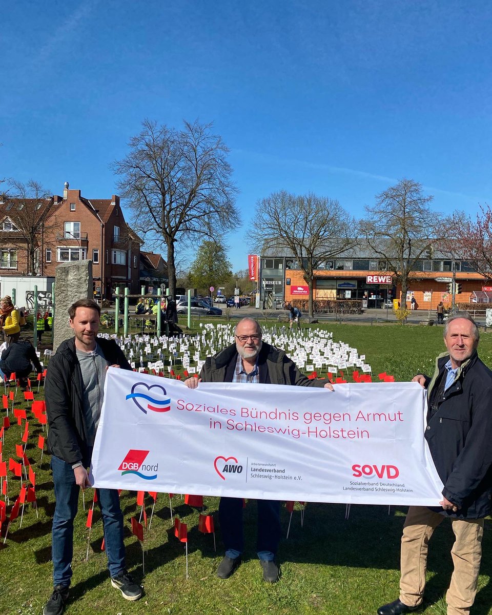 AWO_SH's tweet photo. 🚩 AWO Aktionstag gegen #Kinderarmut in #Lübeck! 🚩 Auf dem Kirchplatz in Kücknitz flattern heute insgesamt 3000 kleine Fahnen im Wind. Jede rote Fahne steht symbolisch für ein von Armut betroffenes Kind im Stadtteil.@SoVD_SH @DgbNord https://t.co/akwtAfIzHL https://t.co/quht5ZtO8y