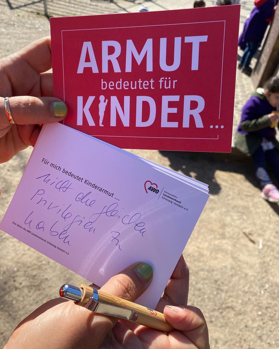 AWO_SH's tweet photo. 🚩 AWO Aktionstag gegen #Kinderarmut in #Lübeck! 🚩 Auf dem Kirchplatz in Kücknitz flattern heute insgesamt 3000 kleine Fahnen im Wind. Jede rote Fahne steht symbolisch für ein von Armut betroffenes Kind im Stadtteil.@SoVD_SH @DgbNord https://t.co/akwtAfIzHL https://t.co/quht5ZtO8y