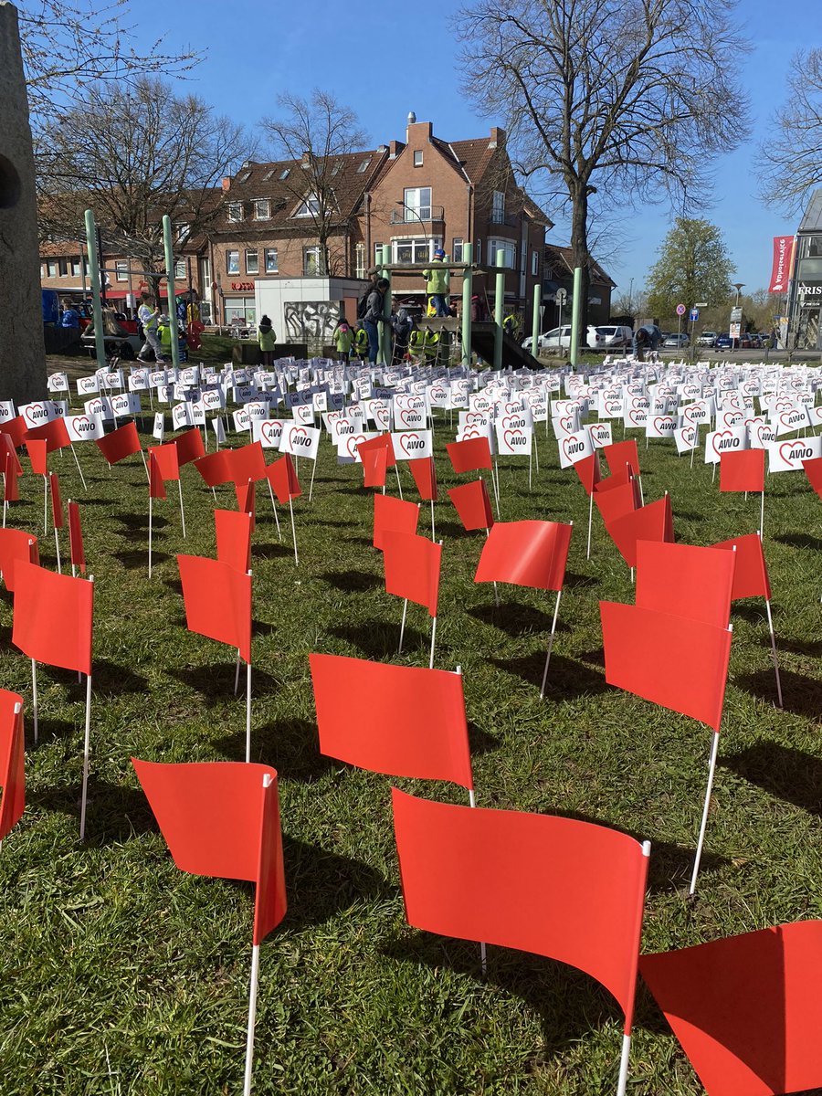 🚩 AWO Aktionstag gegen #Kinderarmut in #Lübeck! 🚩 Auf dem Kirchplatz in Kücknitz flattern heute insgesamt 3000 kleine Fahnen im Wind. Jede rote Fahne steht symbolisch für ein von Armut betroffenes Kind im Stadtteil.<a href="/SoVD_SH/">SoVD SH</a> <a href="/DgbNord/">DGB NORD</a> awo-sh.de/topbar/presse/…