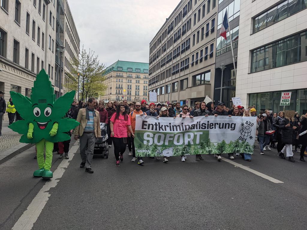 Richter_Mueller's tweet photo. Ihr seid wunderbar! #420day https://t.co/e7FdFYMIW6