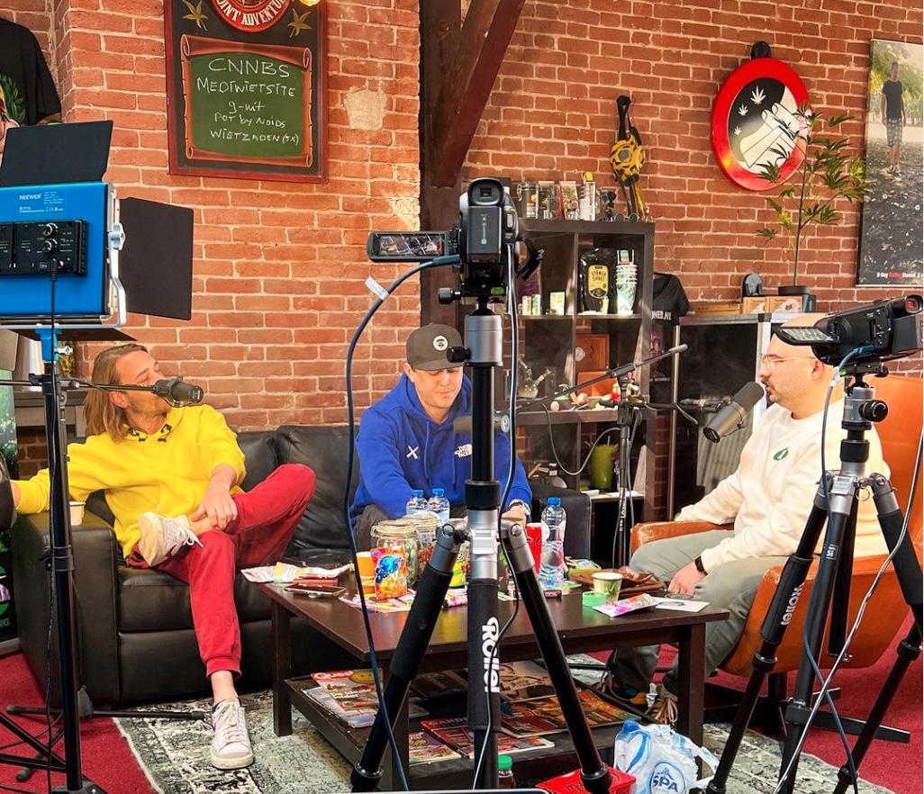 Happy 420! Op de feestdag ter ere van cannabis kondigen wij 's lands vetste podcast - met beeld - aan: The High Cloud! Uncle Kush praat met insiders over de wietwereld en iedereen wordt high. Vrijdag in première, nu al teasers en info op CNNBS.nl    #cannabis #wiet