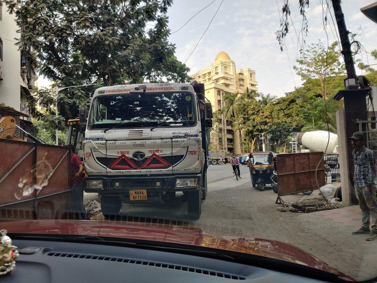 DhebarJay's tweet photo. @MumbaiPolice daily nuisance at Eksar Road, Borivali West. They have already shut one side of the road entirely due to never ending construction but they are also blocking the only side left of the road. The road is also very narrow for cars to move around. Please help. https://t.co/sldT0RkwZX