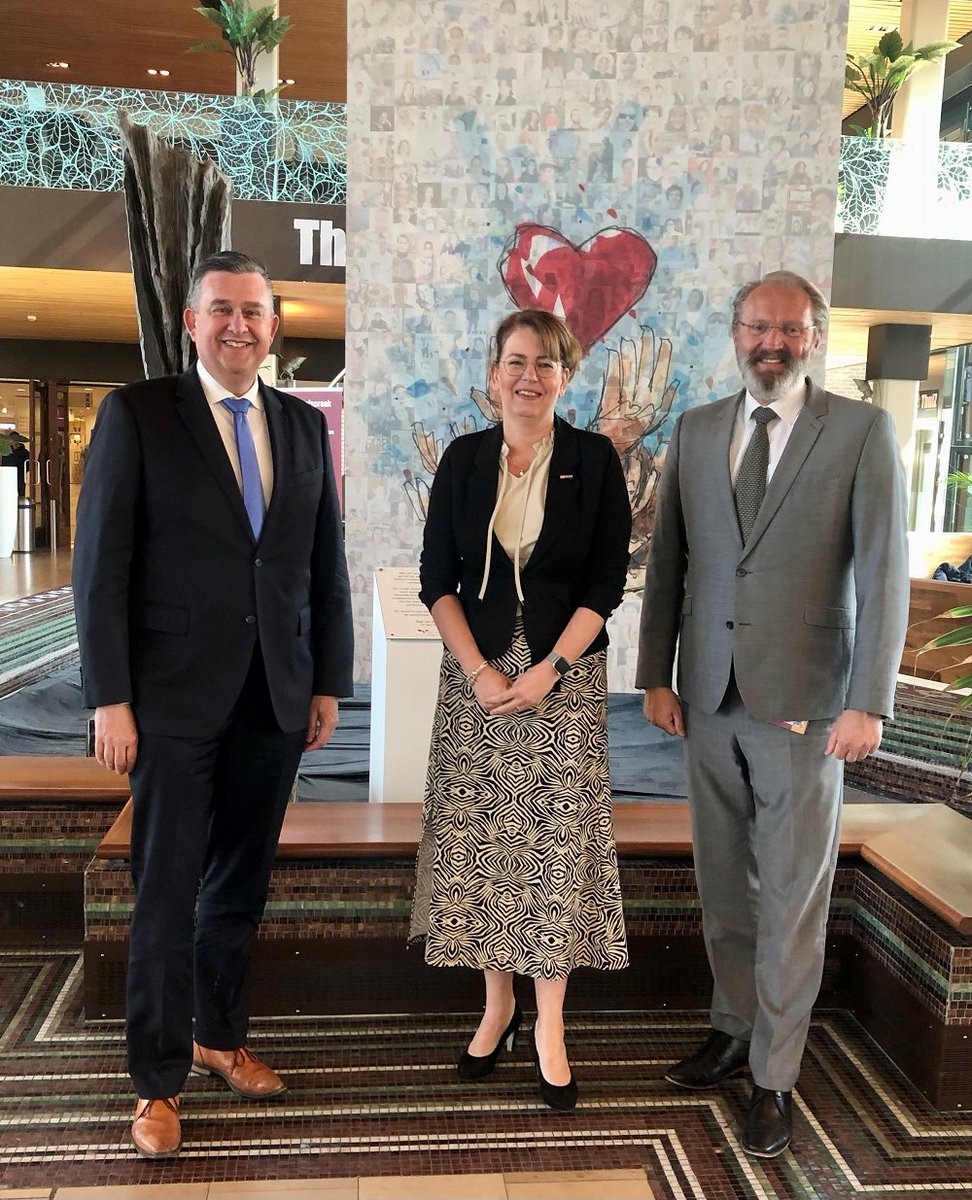 𝐃𝐞 𝐆𝐨𝐮𝐯𝐞𝐫𝐧𝐞𝐮𝐫 𝐯𝐚𝐧 𝐋𝐢𝐦𝐛𝐮𝐫𝐠 𝐨𝐩 𝐛𝐞𝐳𝐨𝐞𝐤 𝐛𝐢𝐣 𝐕𝐢𝐞𝐂𝐮𝐫𝐢 - Vandaag heeft de Gouverneur van Limburg, <a href="/emileroemer/">Emile Roemer</a>, een werkbezoek gebracht aan VieCuri. Hij blikte terug op de coronagolven en het hoogwater van de vorige zomer👉 bit.ly/36ycVFQ