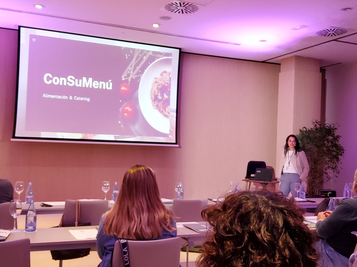 Cerramos nuestro primer día de las Jornadas con dos ejemplos de Buenas Prácticas a nivel empresarial  con Janet Plasencia Fajardo de <a href="/Canariasmakeup/">Canariasmakeup.com</a> y Patricia Moreno Ramos de Consumenu, gracias a todas las personas que han participado
#JornadasEmpresarialesLaguna