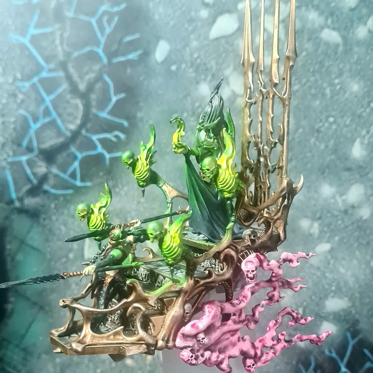piece_on_earth's tweet photo. When you want your #shroudqueen to ride through the skies of battle in style
#sydneygt
#paintingwarhammer
#warhammercommunity
#umbraneth
#UmbranethShadowbourne
#shadowaelves
#kitbashing
#shadowstalkers https://t.co/k49yC1VI9v