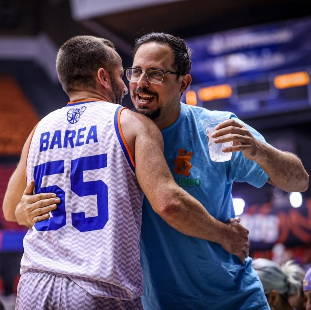 Tremendo gesto de Barea anoche 👏
José Juan Barea aguanta a un fanático borracho que se metió a la cancha desorientado en medio del juego y lo ayudó a llevarlo de vuelta a su asiento.