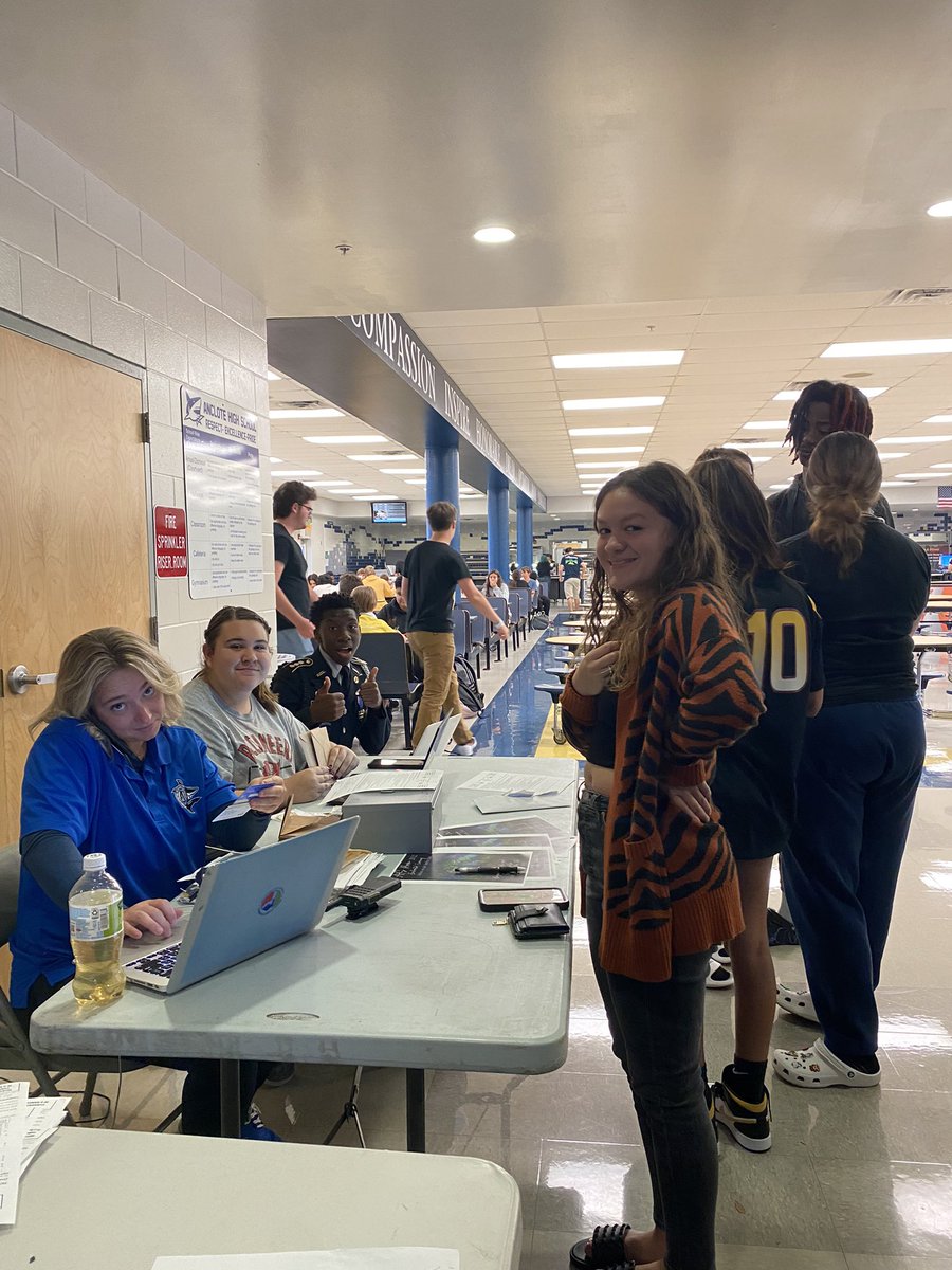 AncloteSharks's tweet image. Student leaders collaborating.
#SpringSuccess
@mcilse