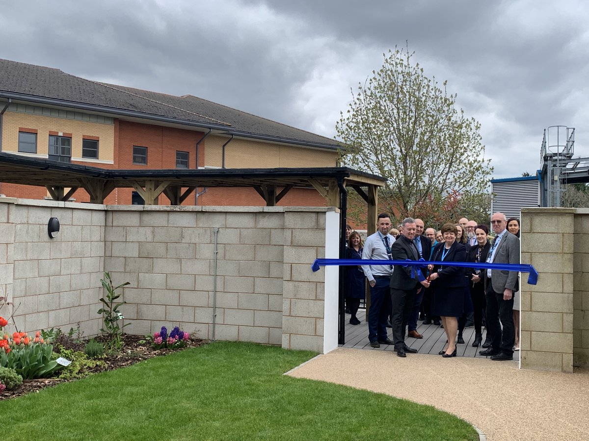 MFTnhs's tweet photo. 📢 MFT Colleagues! The new staff wellbeing garden 🌿@WythenshaweHosp is now open!  

Huge thanks to our Estates Team, @SodexoGroup colleagues &amp; volunteers for working to bring this brilliant space to life for our hardworking staff.  💙 https://t.co/CZf2XhSQIA