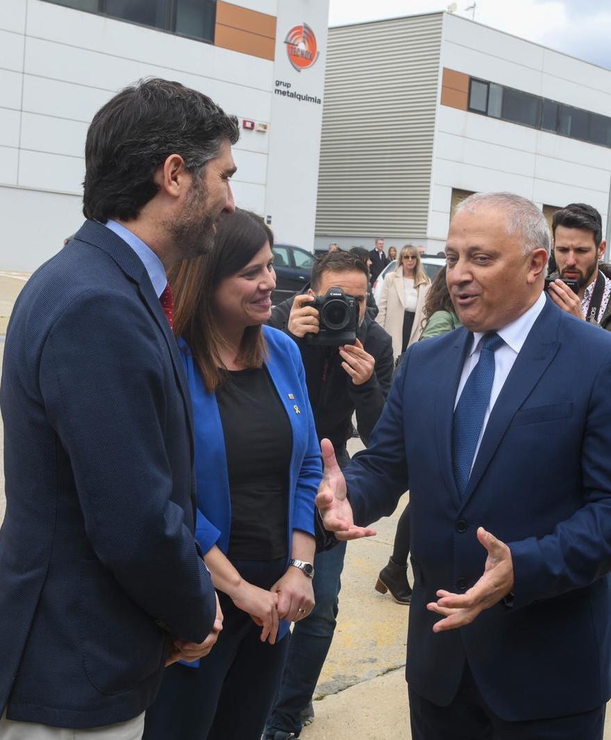 jordiPuignero's tweet photo. El suport al teixit empresarial català és clau. Avui amb la consellera @GemmaGeis, i els alcaldes @MartaMadrenas i @lluisguino hem visitat una gran empresa del país, amb llarga tradició familiar i mirada tecnològica innovadora. Enhorabona @MetalquimiaNews pels vostres 50 anys! https://t.co/ZOkA7gluJe
