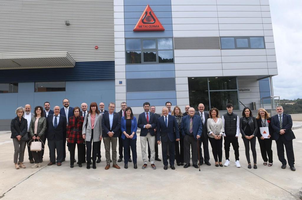 jordiPuignero's tweet photo. El suport al teixit empresarial català és clau. Avui amb la consellera @GemmaGeis, i els alcaldes @MartaMadrenas i @lluisguino hem visitat una gran empresa del país, amb llarga tradició familiar i mirada tecnològica innovadora. Enhorabona @MetalquimiaNews pels vostres 50 anys! https://t.co/ZOkA7gluJe