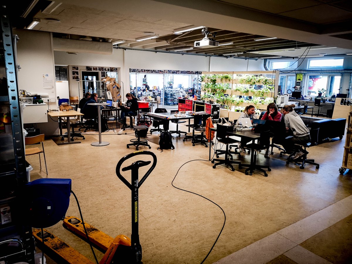 Just another day at the office - we have only been open 2 hours, and have already had 43 students, 17 dignitaries and 4 researchers in the lab. <a href="/roskildeuni/">RUC</a> #mitruc #fablab