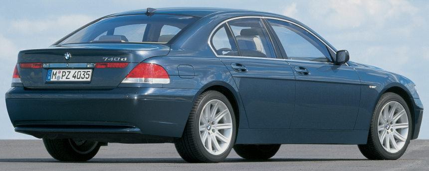 UltimativCars's tweet photo. So:
when you thought in 2001 that the #BMW #7Series/#7er [#E65/#E68] was NOT a nice-looking car anymore, you'll probably be suicidal, after you recognize the absolute uglyness in terms of the new #i7.

I'd sooner drive a pedalcar than to set a foot into this Bavarian abomination! https://t.co/OpUkrUz3sK