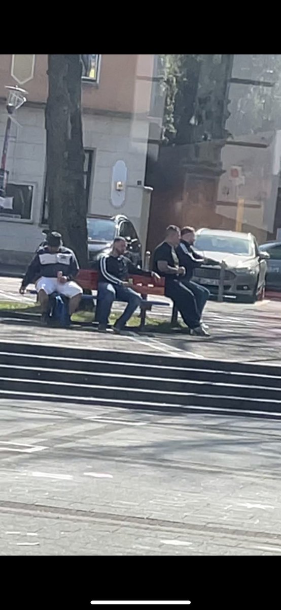 Die Nazis feiern heute in #Dorstfeld Hitlers Geburtstag. Richtige Partystimmung kommt dabei aber nicht auf. Die Polizei hat die schwarz-weiß-roten Flaggen entfernt, die die Faschos aus den Fenstern gehängt haben. Jetzt sitzen sie traurig auf dem Wilhelmplatz. Lol. #nonazisdo