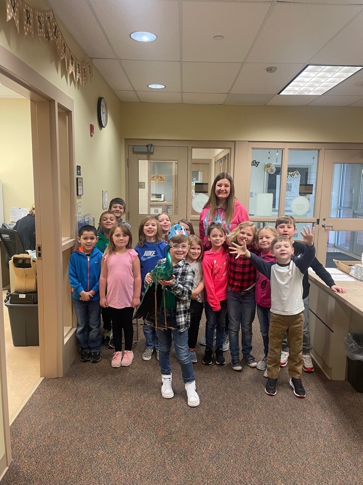 Polly, our magical peacock asked Mrs. Sobkowiak’s class if they could help her figure how many more days of school we have. The whole class came to the office and shared 25 more days of school over the announcements. Nice work kiddos! https://t.co/1YNW7ZqqFb