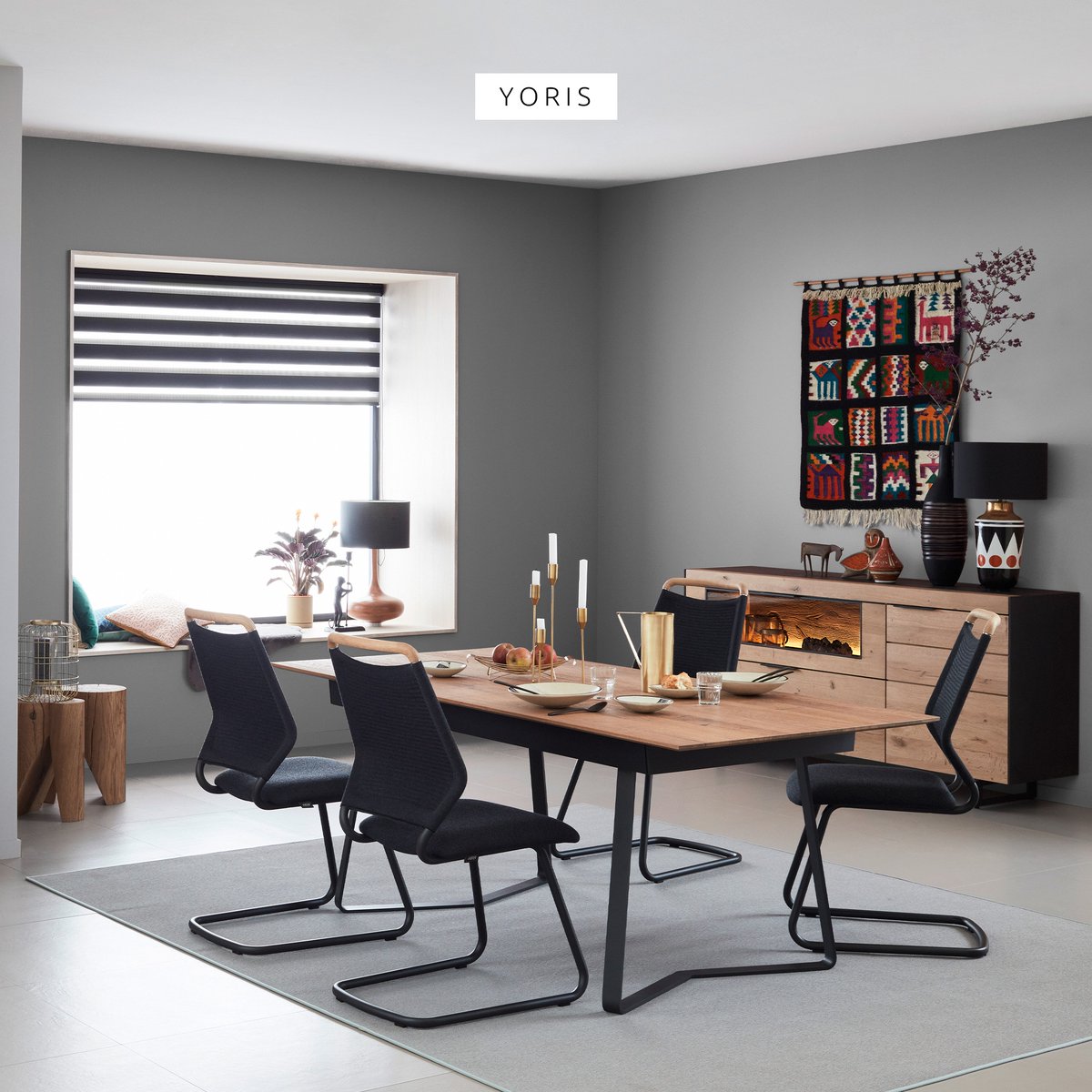 Der Essbereich unserer Schöner Wohnen-Kollektion Yoris spielt mit der Magie der Gegensätze, kombiniert massive gebürstete Kerneiche Umato mit einem anthrazitfarbenen Metallgestell und versteckt unter dem Mittelauszug eine Einlegeplatte. Das macht Appetit auf mehr!