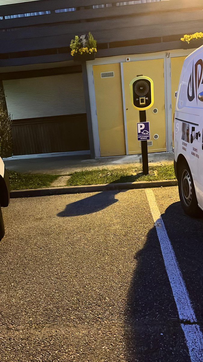 EvFrance's tweet photo. Merci à notre partenaire BORNE2CHARGE, pour cette nouvelle installation d'une borne EV METER DUO 2X22KW avec terminal de paiement Nayax.
Borne ouverte au public, superviser par CAR2PLUG à l'hôtel the Original Access de Foix, afin d'accueillir ses hôtes électrifiés.
@Car2Plug https://t.co/jX5KlMx6uD
